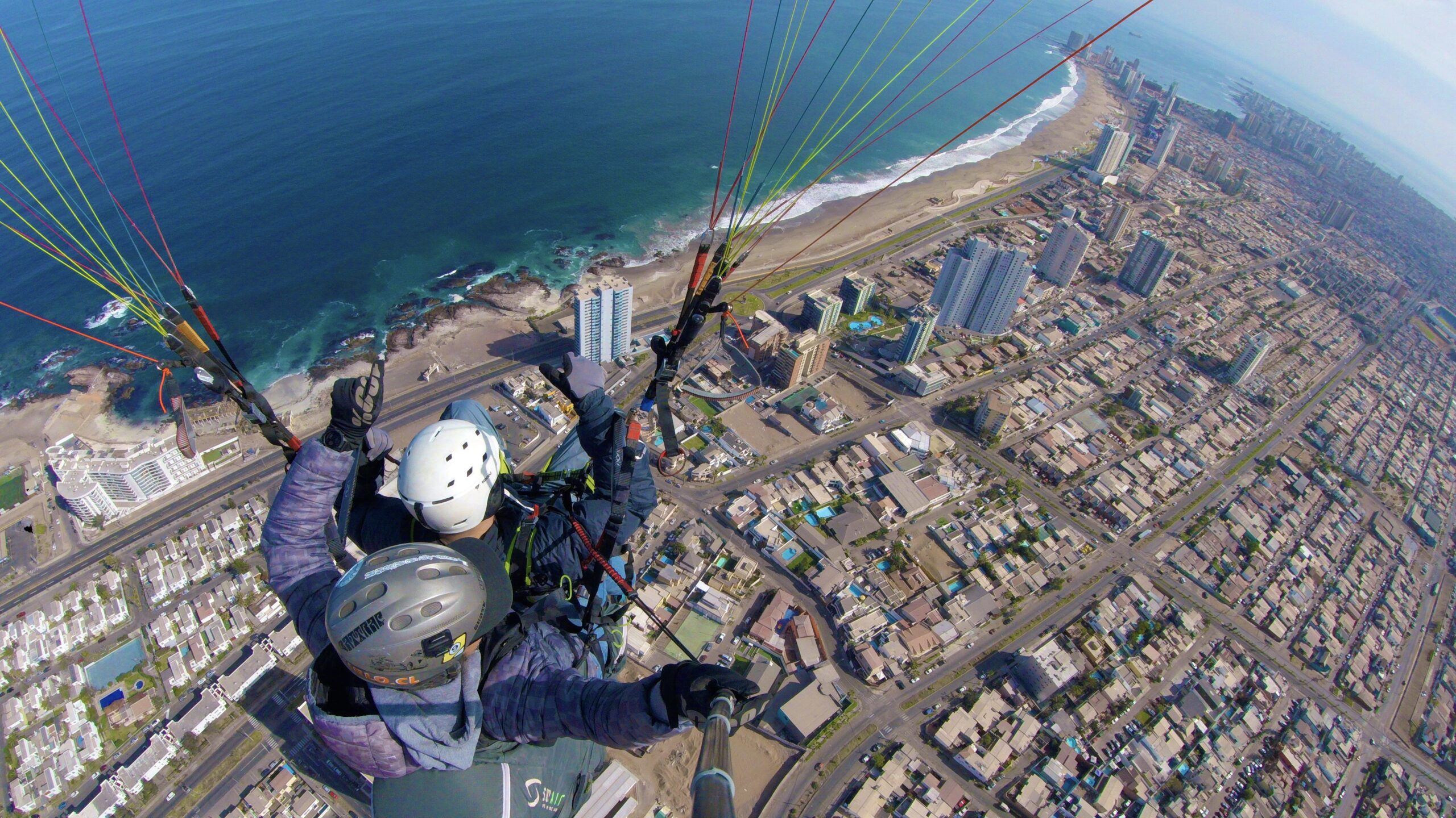 Vuelo en parapente sobre la costa de Iquique